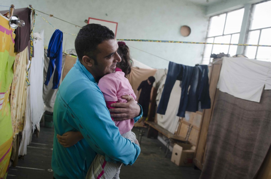 Un réfugié syrien avec sa fille en Bulgarie